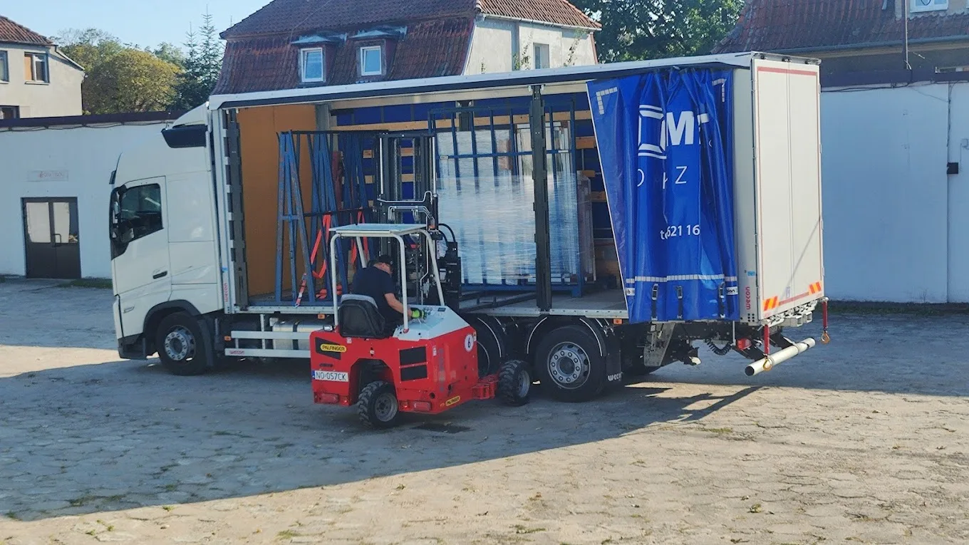 Zautomatyzowana produkcja profili PVC w fabryce okien